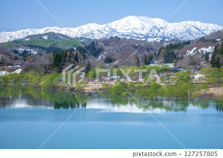 春天的白川水壩湖和飯豐山脈 春天的白川水壩湖和飯豐山脈 127257805