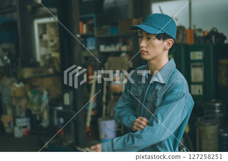 Automobile repair shop 127258251
