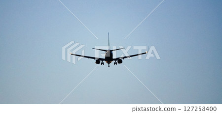 飛行在晚上天空的飛機 127258400