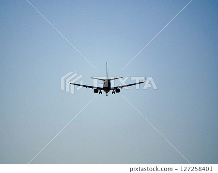 飛行在晚上天空的飛機 127258401