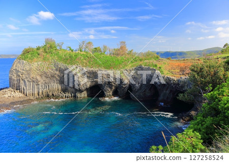 [Saga Prefecture] Nanatsugama on a clear day (Royal Stone in the Genkai Sea) 127258524