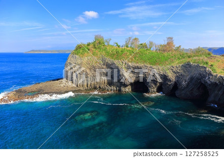 [Saga Prefecture] Nanatsugama on a clear day (Royal Stone in the Genkai Sea) 127258525