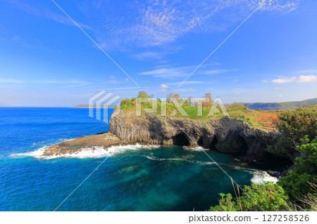 [Saga Prefecture] Nanatsugama on a clear day (Royal Stone in the Genkai Sea) 127258526