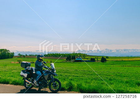 騎摩托車遊覽美瑛的風景 127258716