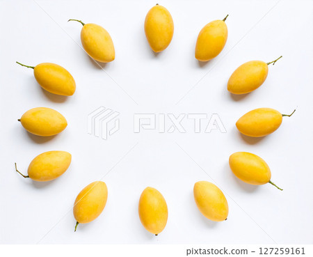 AI generated vibrant image of premium mayongchit mangoes arranged in circular formation, showcasing their golden-yellow skins and fresh stems against clean white background AI generated vibrant image of premium mayongchit mangoes arranged in circular formation, showcasing their golden-yellow skins and fresh stems against clean white background 127259161