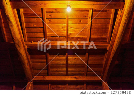 帶燈泡的閣樓 127259458