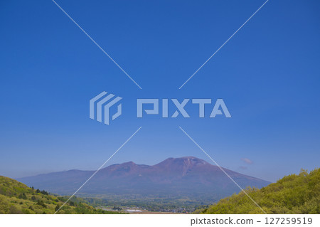新綠淺間山晴朗的天空素材 127259519