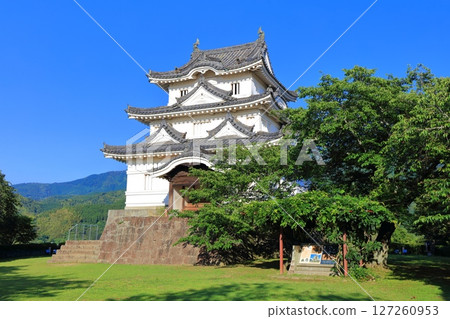 [Ehime Prefecture] Uwajima Castle tower on a clear day 127260953