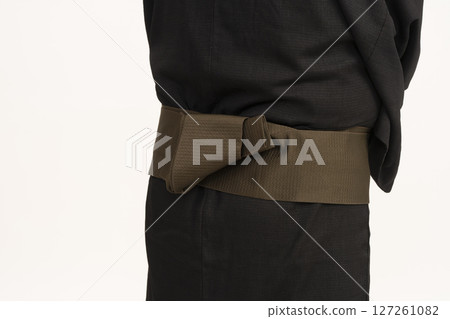 一名男子身著和服 127261082