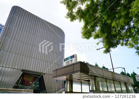 The nearest station to Yasukuni Shrine is Kudanshita Station on the Tokyo Metro. 127261236