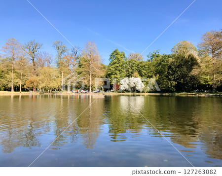 A park with a lake and trees 127263082