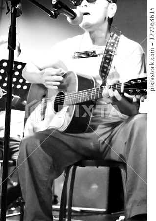 彈吉他的男人 127263615