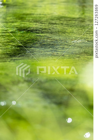 Fresh greenery reflected on the water surface, clear streams, and eco-friendly images (Mt. Oyama Jizo Falls Fountain) 127263869