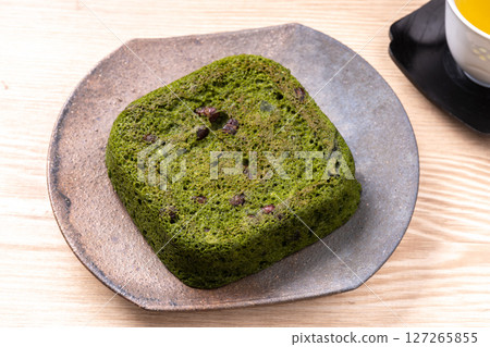 Matcha and red bean steamed bread 127265855