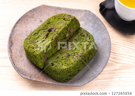 Matcha and red bean steamed bread 127265856