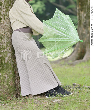 一名日本婦女在樹下避雨 一名日本婦女在樹下避雨 127265910