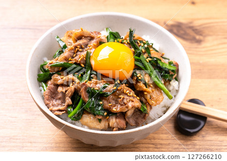Grilled pork rice bowl 127266210