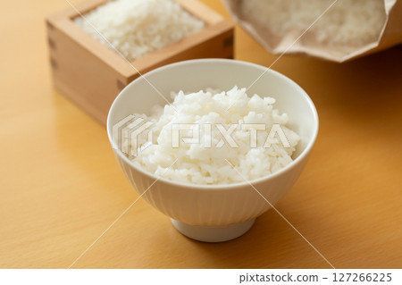 桌上碗裡的米飯和白米飯 桌上碗裡的米飯和白米飯 127266225