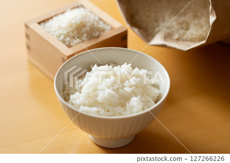 桌上碗裡的米飯和白米飯 桌上碗裡的米飯和白米飯 127266226