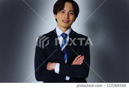 Image of a salesman trying to scam people 127266598