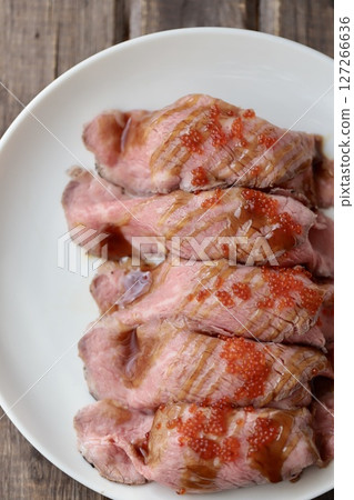 烤牛肉握壽司配飛魚籽 烤牛肉握壽司配飛魚籽 127266636
