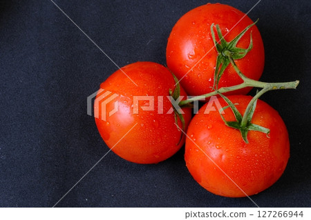 黑色背景中的三束西紅柿 黑色背景中的三束西紅柿 127266944