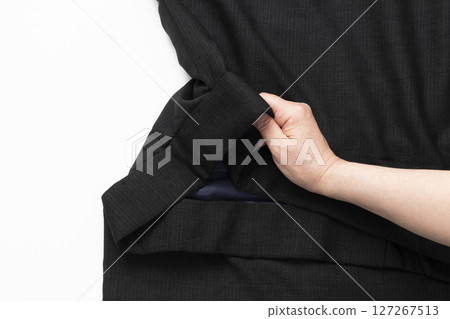 How to fold a men's kimono 127267513