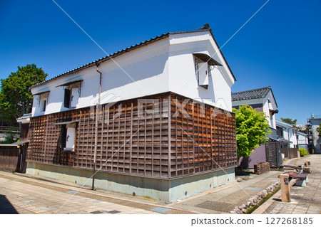 "Kuranotsuji" where white-walled storehouses stand side by side 127268185
