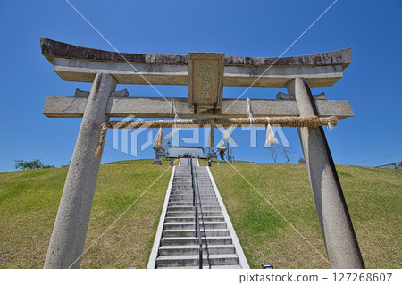 藍天映襯下閃閃發光的甲山古墓 127268607