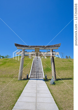 藍天映襯下閃閃發光的甲山古墓 127268608