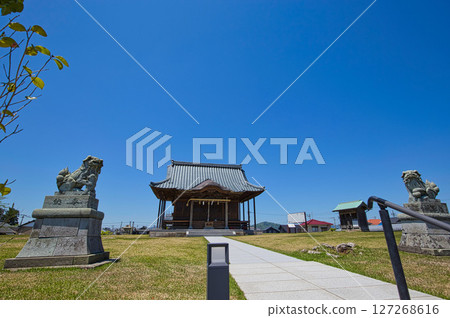 Kabutoyama Tomb shining against the blue sky Kabutoyama Tomb shining against the blue sky 127268616