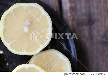 Cross section of a slice of unwaxed lemon 127268957