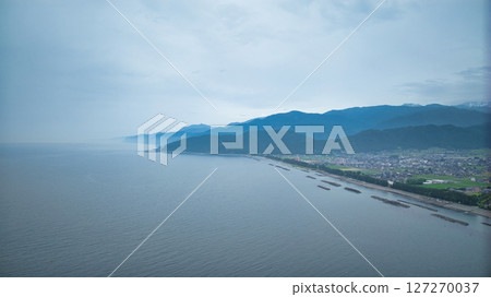 雨季期間富山縣朝日町海濱公園附近的海景 雨季期間富山縣朝日町海濱公園附近的海景 127270037