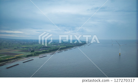 雨季期間，從富山縣朝日町海岸望去，可以看到笹川地區以及入善町海岸和溪流入口處的海上風力渦輪機 127270317