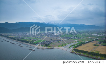 雨季期間，從富山縣朝日町海岸望去，可以看到笹川地區以及入善町海岸和溪流入口處的海上風力渦輪機 127270319