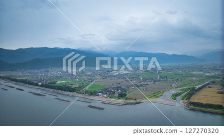 雨季期間，從富山縣朝日町海岸望去，可以看到笹川地區以及入善町海岸和溪流入口處的海上風力渦輪機 127270320