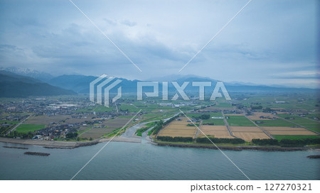雨季期間,從富山縣朝日町海岸望去,可以看到笹川地區以及入善町海岸和溪流入口處的海上風力渦輪機 雨季期間,從富山縣朝日町海岸望去,可以看到笹川地區以及入善町海岸和溪流入口處的海上風力渦輪機 127270321