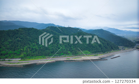 雨季期間,從富山縣朝日町海岸望去,可以看到笹川地區以及入善町海岸和溪流入口處的海上風力渦輪機 雨季期間,從富山縣朝日町海岸望去,可以看到笹川地區以及入善町海岸和溪流入口處的海上風力渦輪機 127270334