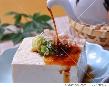 Cold tofu with soy sauce 127270907