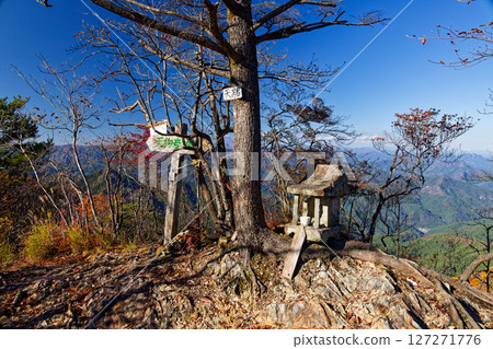 西上州天狗岩山頂的深秋景色 西上州天狗岩山頂的深秋景色 127271776