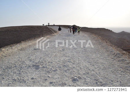Unpaved road in the desert, Saudi Arabia Unpaved road in the desert, Saudi Arabia 127271941