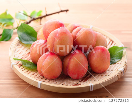 淺色木紋背景上酸甜可口的李子（早期） 127272815