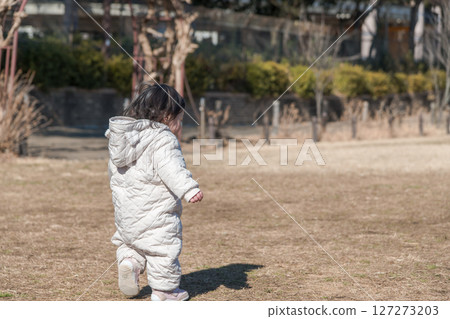 [一歲兒童在相模原市麻溝公園的草地上玩耍（背影）] 127273203