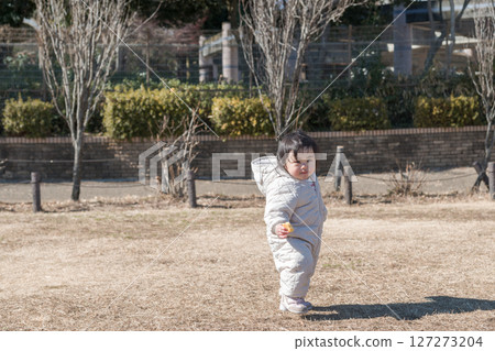 [一歲兒童在相模原市立麻溝公園的草地上玩耍] 127273204