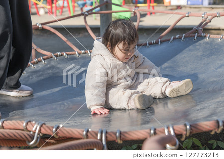 [相模原市麻溝公園兒童遊樂場，一歲小孩和媽媽在彈跳床上玩耍] 127273213