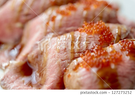 Roast beef nigiri sushi topped with flying fish roe 127273252