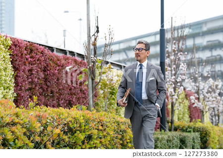 Walking businessmen Walking businessmen 127273380