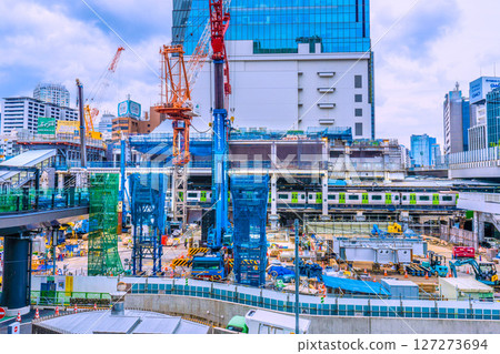 Japan's Tokyo cityscape is completely gone... Goodbye, Shibuya Station West Exit. The demolition gave a panoramic view of the Yamanote Line, but the structure is already gone = 14th Japan's Tokyo cityscape is completely gone... Goodbye, Shibuya Station West Exit. The demolition gave a panoramic view of the Yamanote Line, but the structure is already gone = 14th 127273694