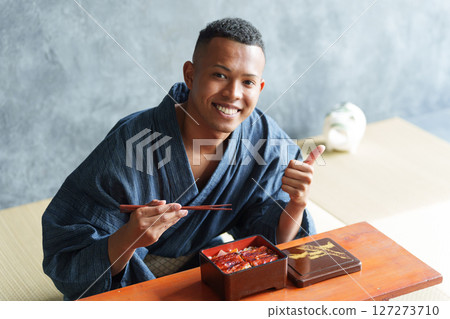 Foreign tourists eating Japanese food 127273710