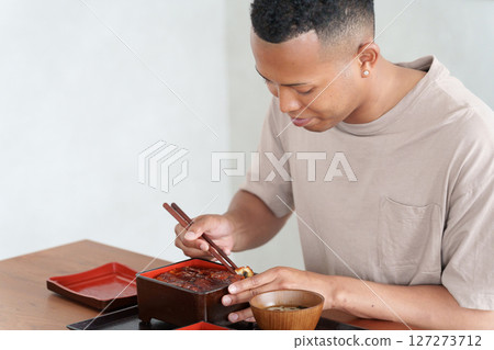 Foreign tourists eating Japanese food 127273712